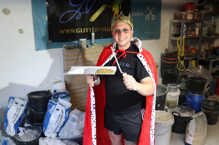 Koos de Glitterkoning, met kroon en cape