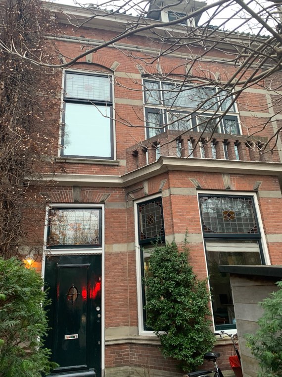 Herenhuis met balkon, van opzij