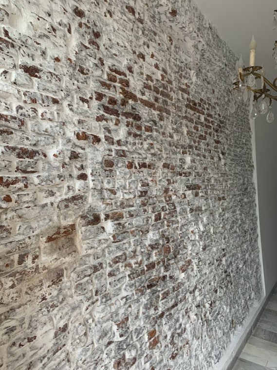 Oude bakstenen muur binnenshuis