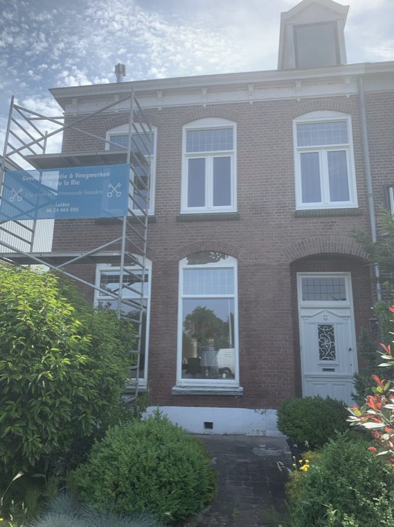 Woonhuis met boogramen en voortuin