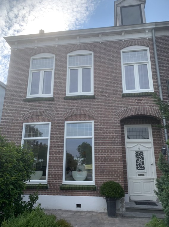 Voorgevel met boogramen