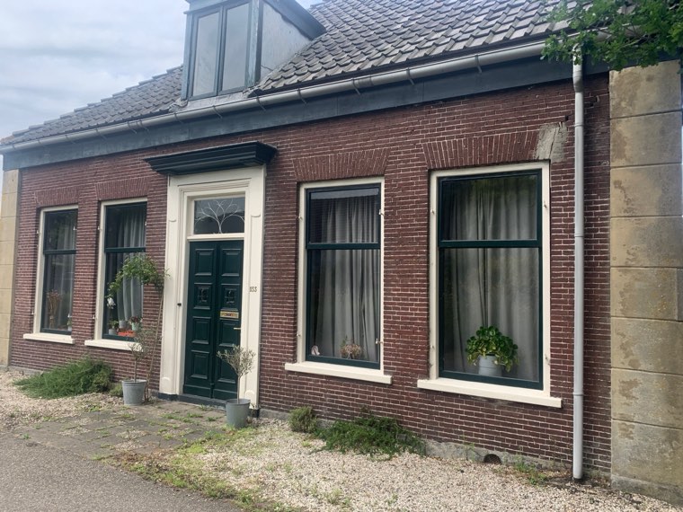 Woonhuis met donkere kozijnen