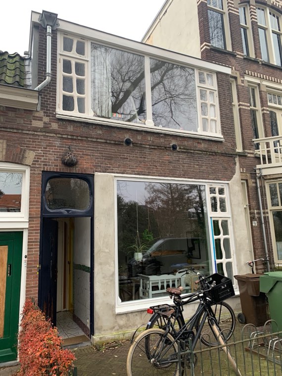 Woonhuis met erker op de verdieping