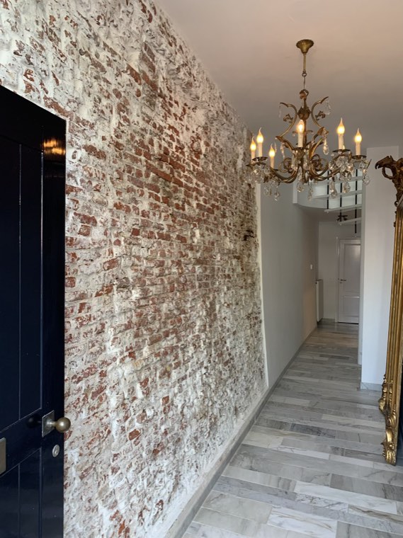 Gang met een oude bakstenen muur