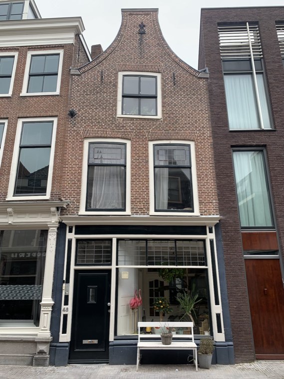 Halsgevel met witte pui