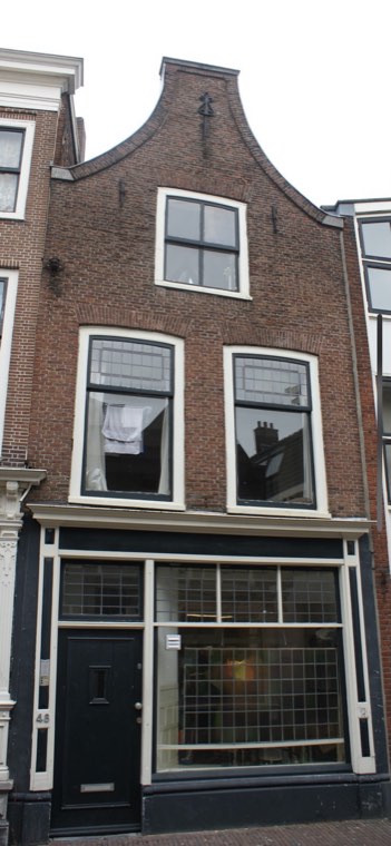Smal pand met klokgevel