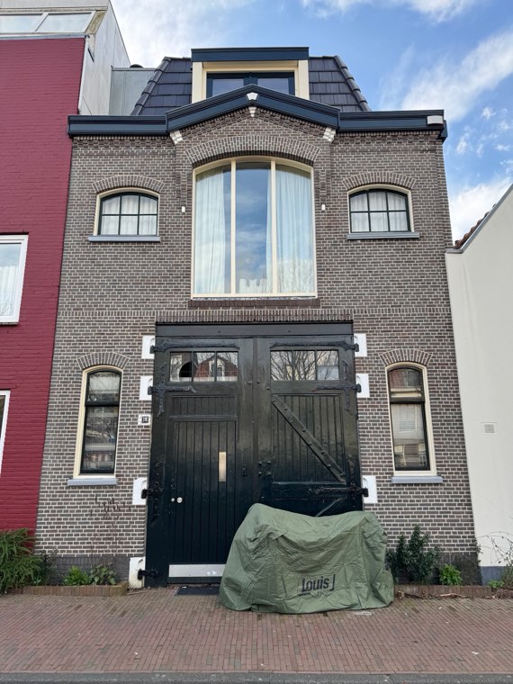 Gevel met grote zwarte deuren
