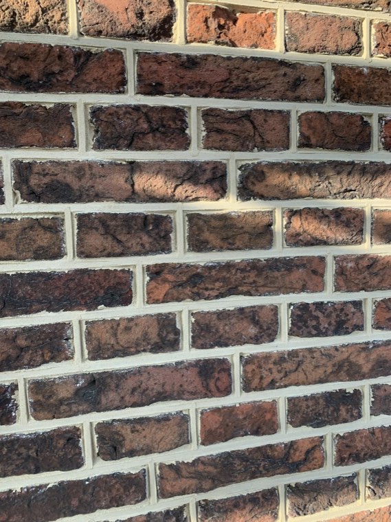 Muur met nieuwe, lichte voegen
