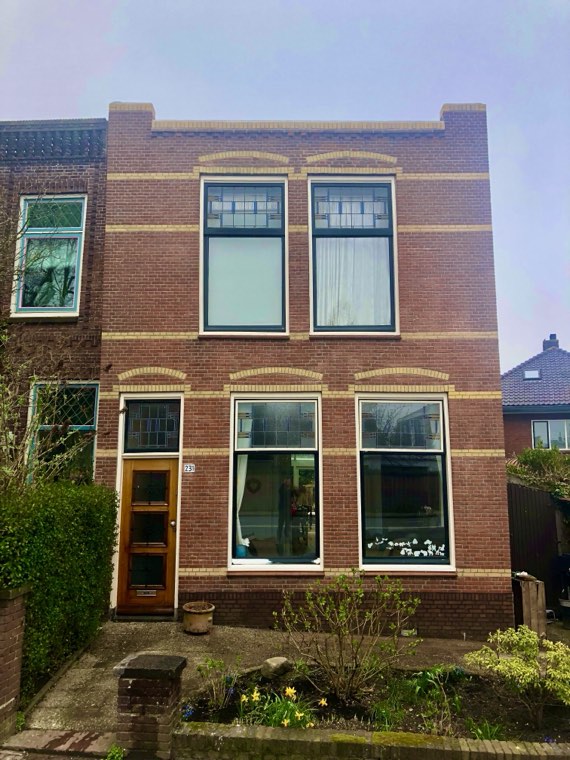 Woonhuis met lichte banden in het metselwerk