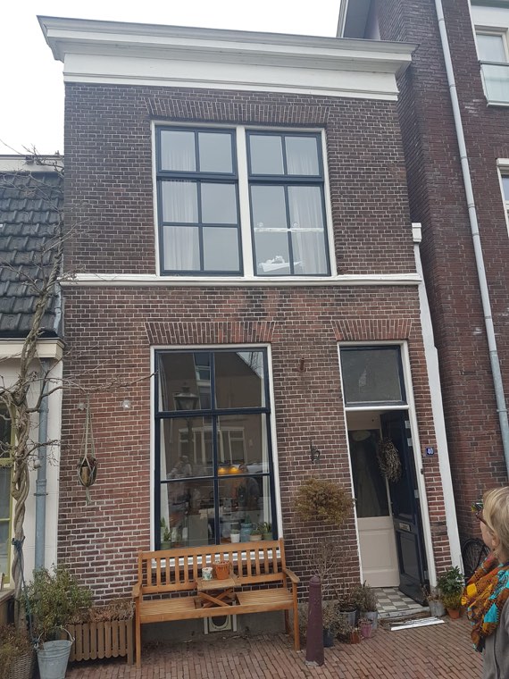 Smal pand met een bankje voor de deur