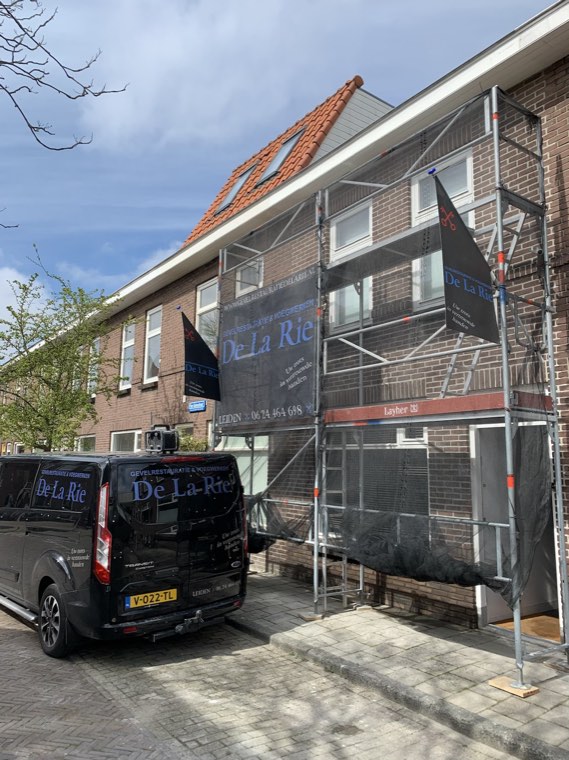 Steiger met de bus van De la Rie ervoor