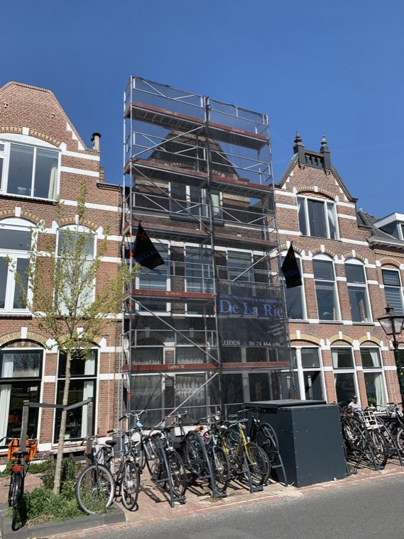 Steiger voor een rij grachtenpanden