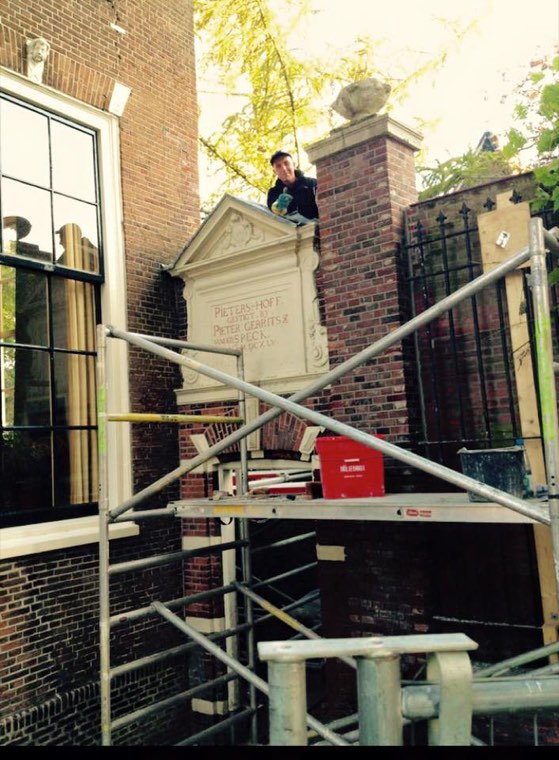 Steiger bij een monumentaal pand