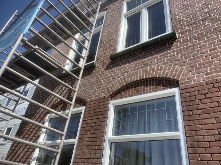 Steiger voor een raam met boog