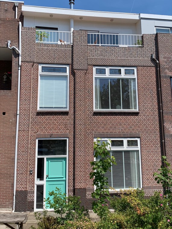 Voorgevel met turquoise voordeur