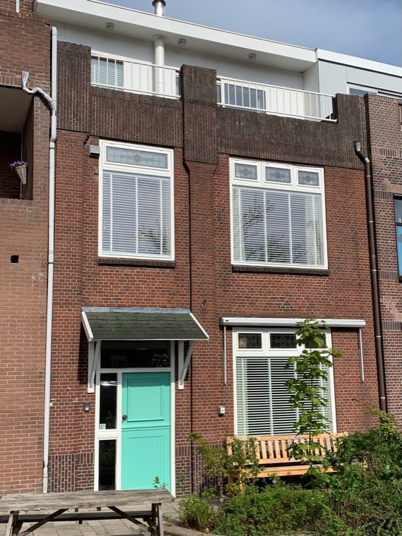 Woonhuis met turquoise voordeur