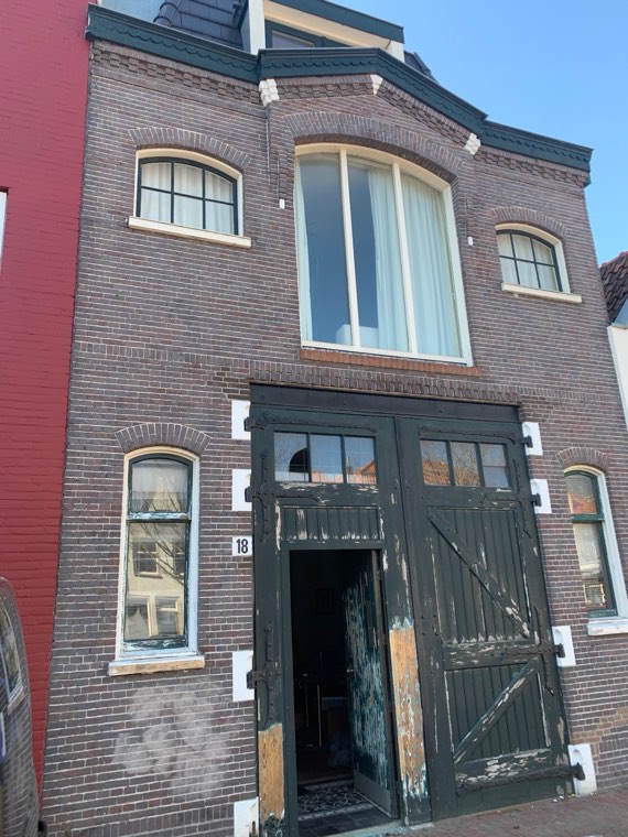 Voordeur in oud metselwerk