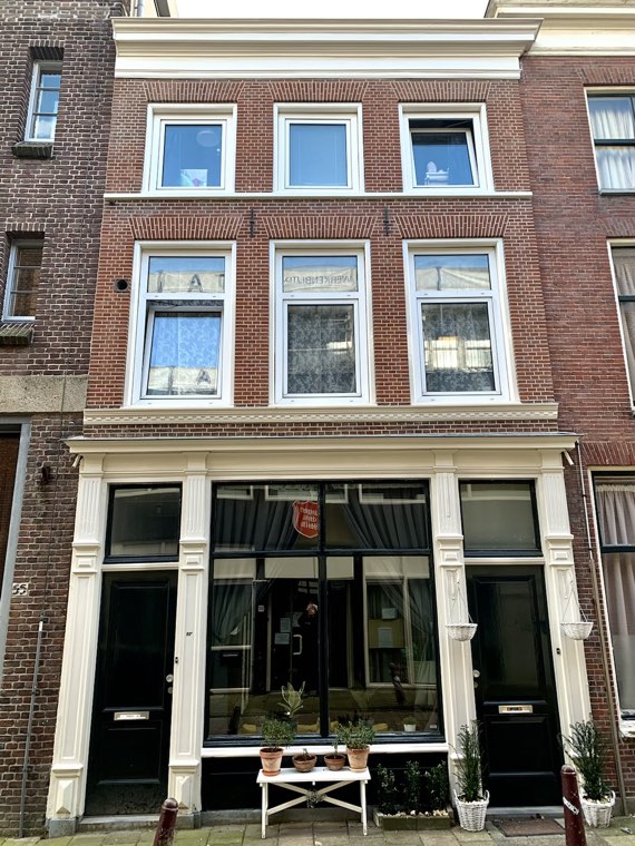 Winkelpand met bovenwoningen