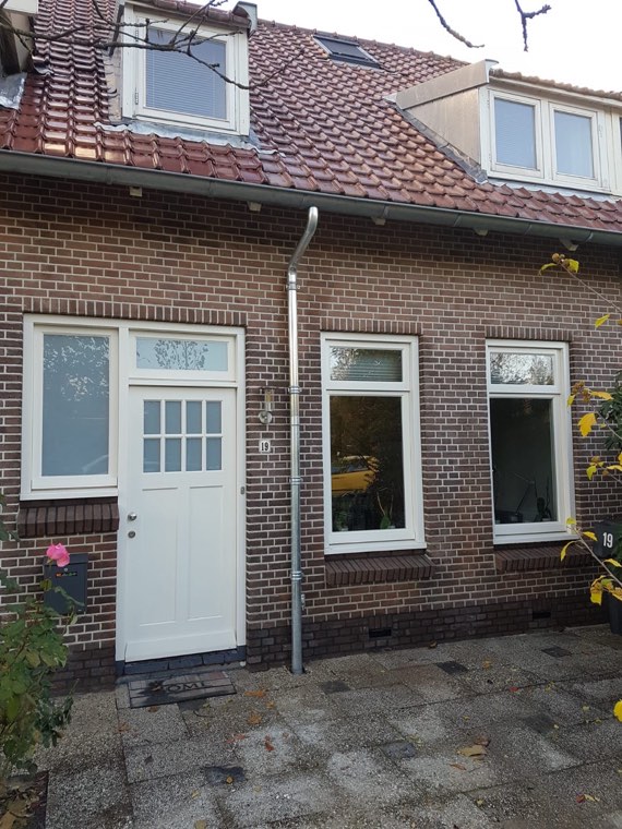 Rijtjeshuis met witte voordeur